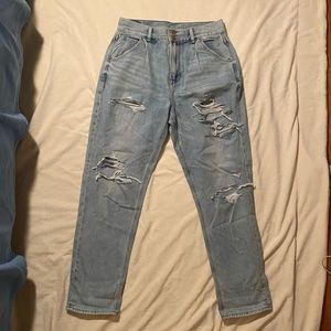 American Eagle Lightwash Ripped Mom Jean